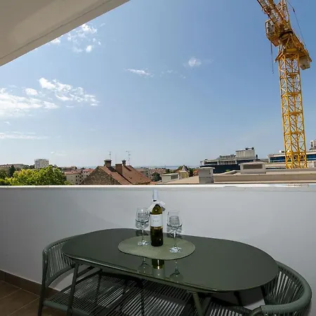 아파트 Modern Living Airy 스플리트